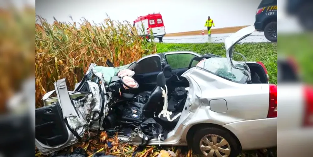 Veículo ficou destruído após a colisão frontal com outro carro