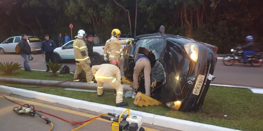 Bombeiros precisaram retirar a parte superior do veículo após a colisão