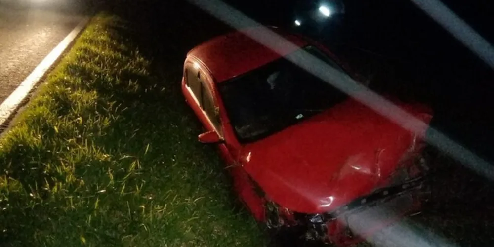 Veículo acabou caindo numa canaleta, na PR-151