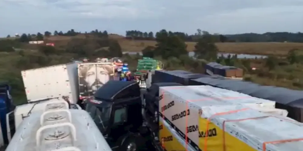 Ao menos 30 veículos se envolveram no grave acidente