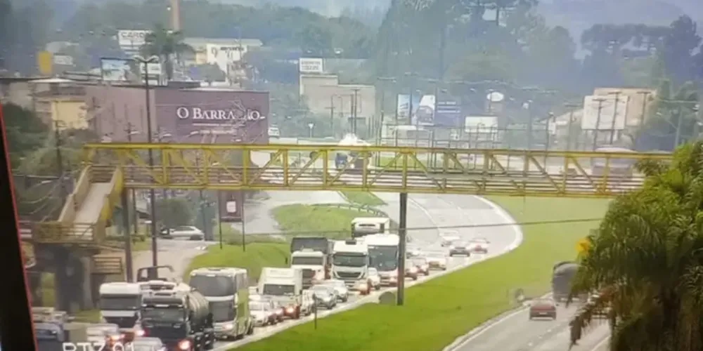 O acidente aconteceu no km 129 e, segundo informações, a fila de carros já está no km 108, em Campo Largo, na Região Metropolitana de Curitiba