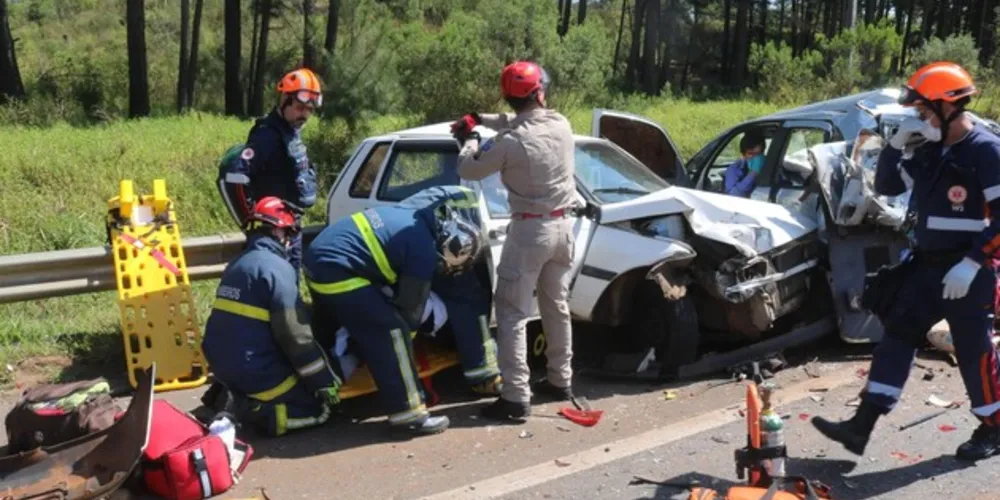 Várias equipes foram acionadas para atender o acidente