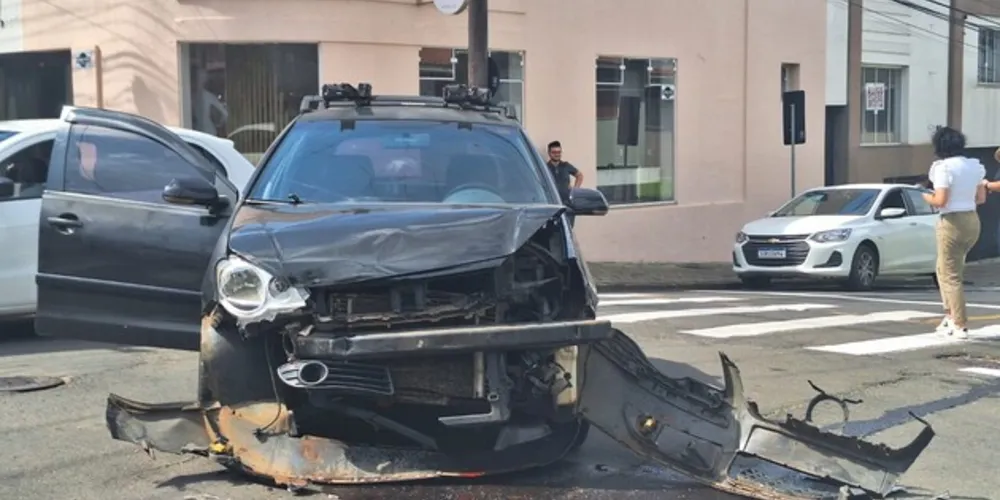 Parte da frente do veículo ficou bastante danificada