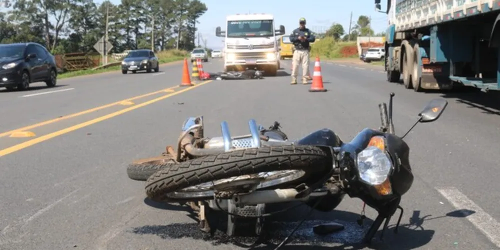 A colisão entre a moto e o automóvel aconteceu na avenida Souza Naves, trecho urbano da BR-373, próximo ao Posto do Mel, em Ponta Grossa