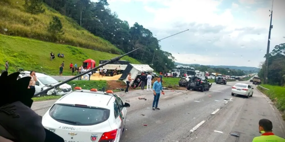 Há derramamento de carga de grãos na rodovia