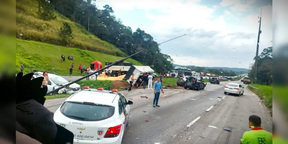 Há derramamento de carga de grãos na rodovia