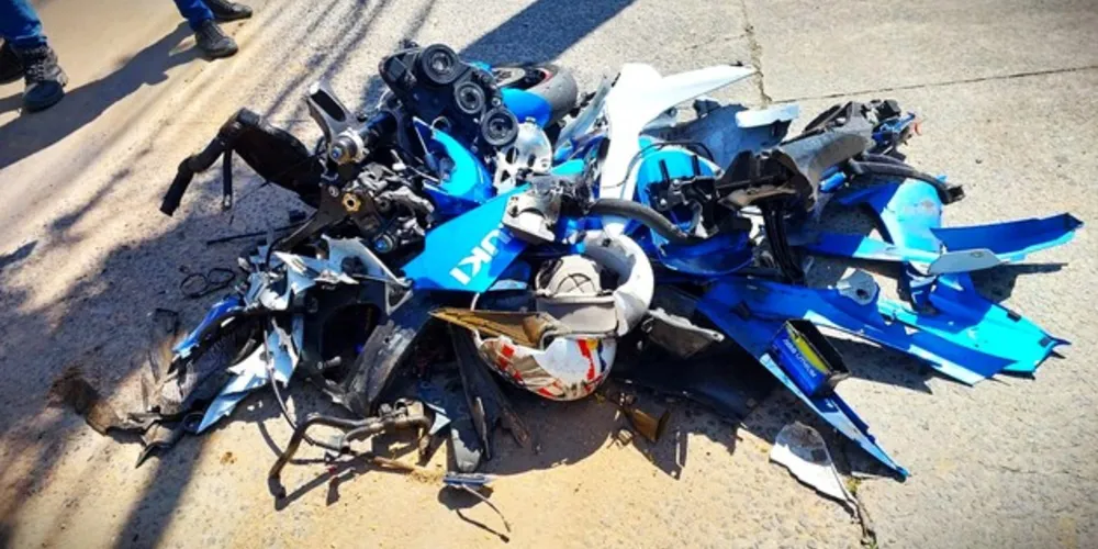Motocicleta ficou completamente destruída após o grave acidente