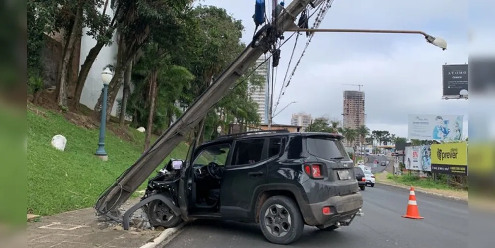 Veículo Jeep Renegade acabou acertando um poste no Centro de Ponta Grossa