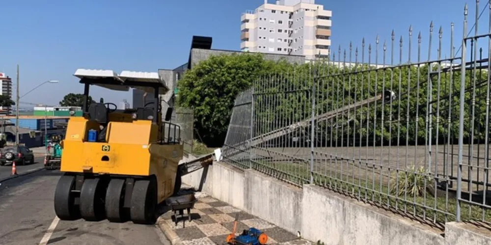 Situação danificou o muro de um escritório de advocacia