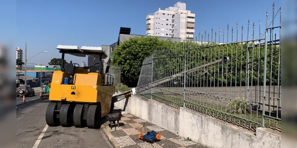 Situação danificou o muro de um escritório de advocacia