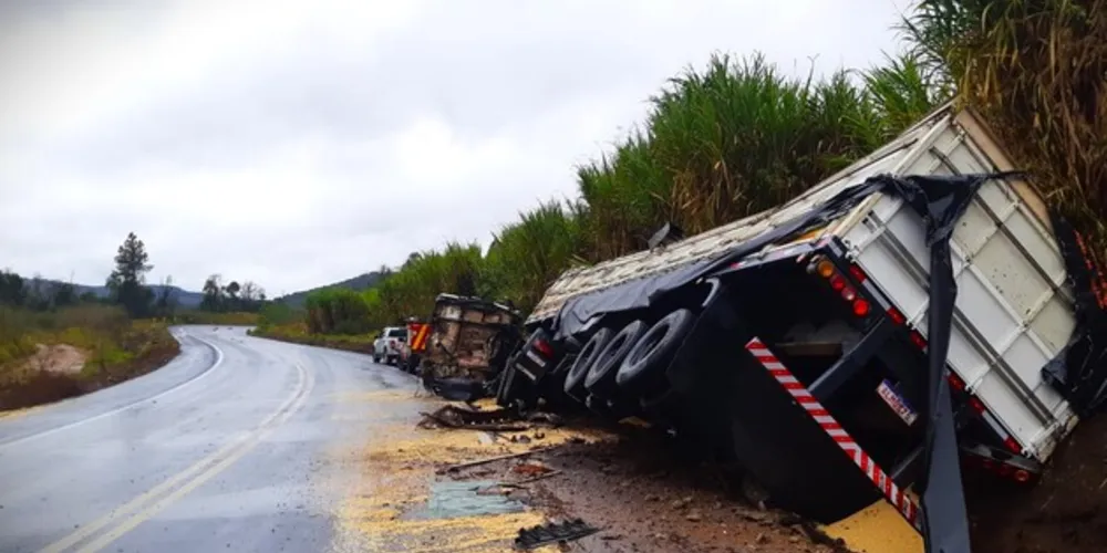 Última unidade do caminhão acertou a cabine do veículo da vítima