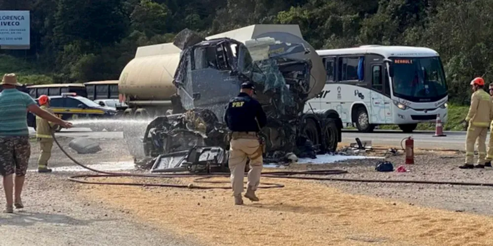 Veículo ficou destruído após o acidente de trânsito