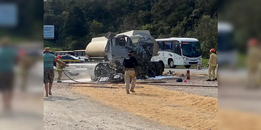 Veículo ficou destruído após o acidente de trânsito