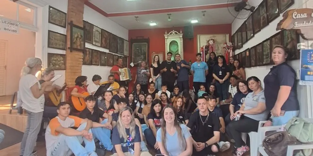 O Adolescente Aprendiz é um programa de aprendizagem da Fundação de Assistência Social de Ponta Grossa que capacita adolescentes/jovens para encaminhá-los ao mercado de trabalho