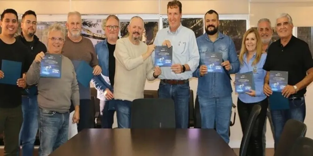 O prefeito de Castro, Álvaro Telles, e secretários municipais, receberam ontem (2), do presidente da Cooperativa Castrolanda, Willem Berend Bouwman, convite oficial do Agroleite 2023