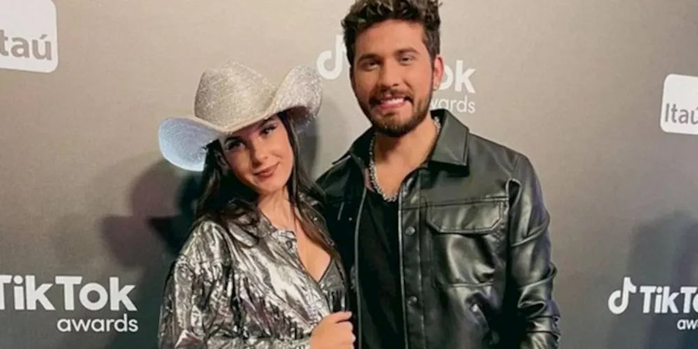 À esquerda Ana Castela e à direita Gustavo Mioto