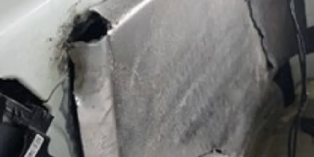 Compartimento oculto no porta-malas do veículo servia de esconderijo para a cocaína