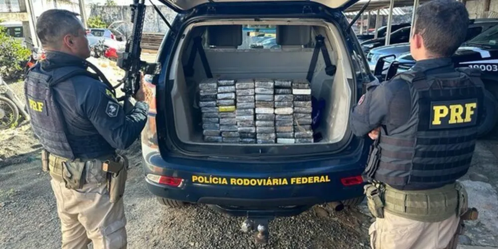Em vistoria, os policiais encontraram diversos tabletes de cocaína espalhados por diferentes locais do veículo