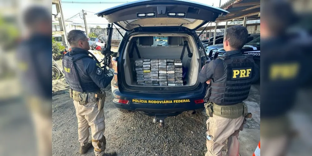 Em vistoria, os policiais encontraram diversos tabletes de cocaína espalhados por diferentes locais do veículo