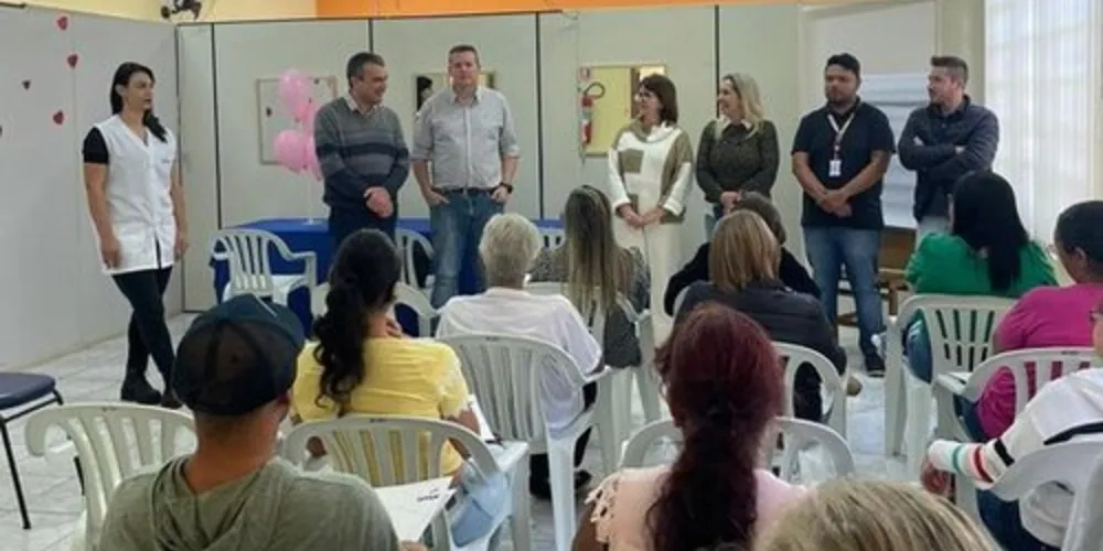 O prefeito de Arapoti, Irani Barros, e o vice-prefeito, Potinho, estiveram na abertura do curso profissionalizante