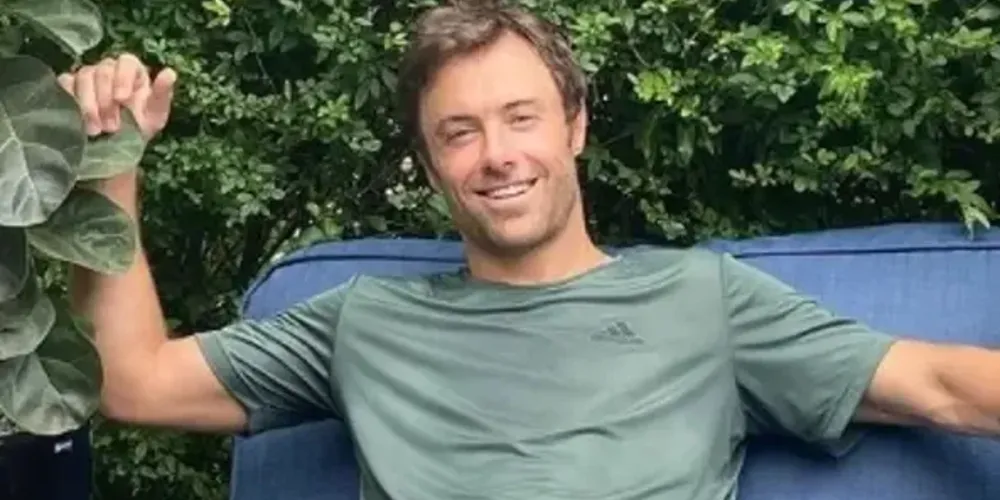 Ator está sedado e respira por aparelhos