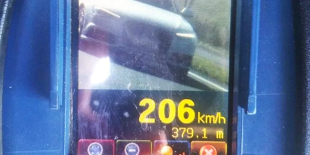 Agentes flagraram o veículo em alta velocidade nesta sexta-feira (18)