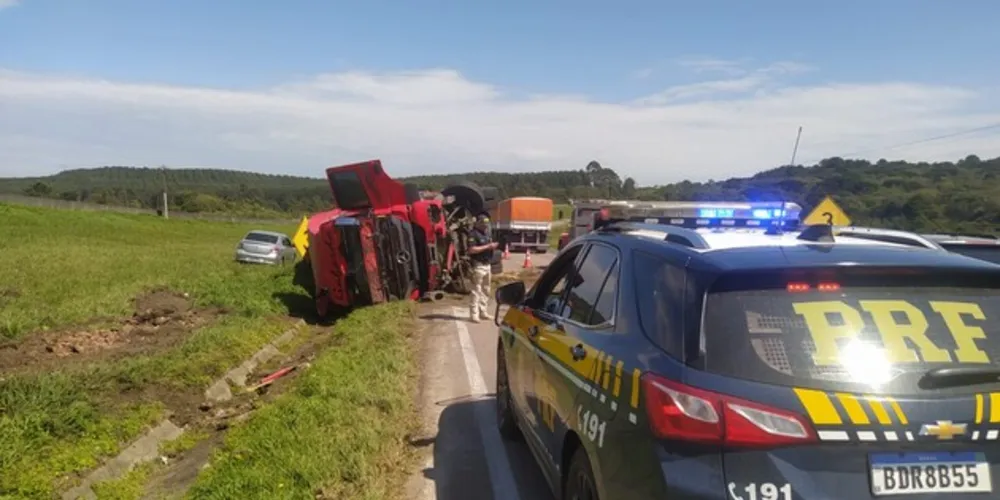 Uma carreta tombou na BR-277, km 138, na serra de São Luiz do Purunã, na madrugada desta terça-feira (19)