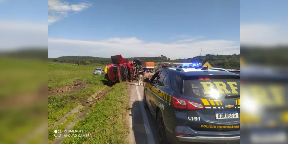 Uma carreta tombou na BR-277, km 138, na serra de São Luiz do Purunã, na madrugada desta terça-feira (19)