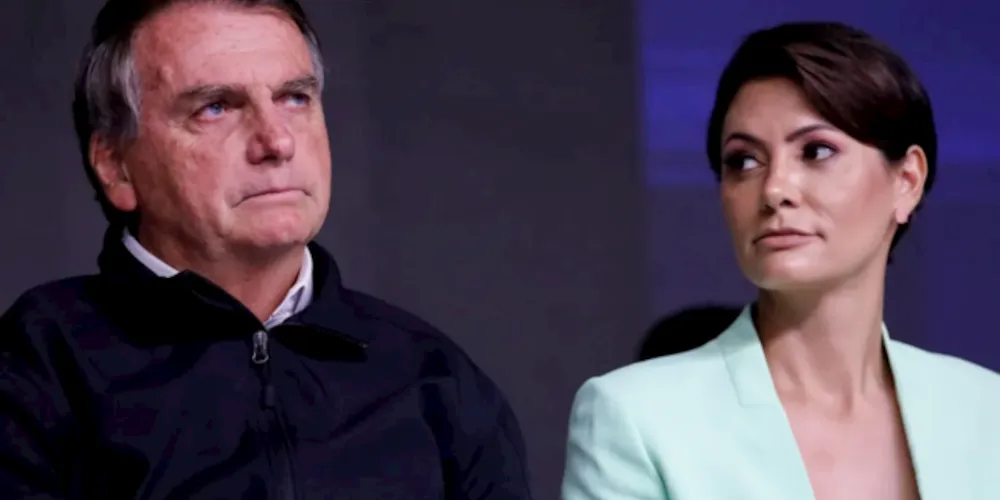 Jair Messias Bolsonaro e Michelle Bolsonaro estiveram na Polícia Federal