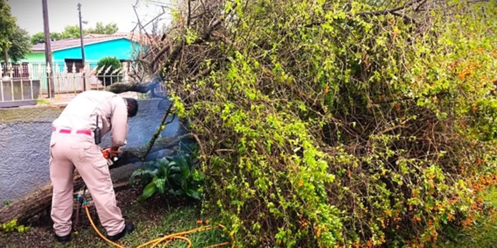 Agentes dos Bombeiros foram solicitados após o temporal