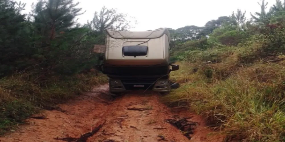 O caminhão trator Volkswagen 29.520 acabou localizado por volta das 8h30 da manhã do sábado