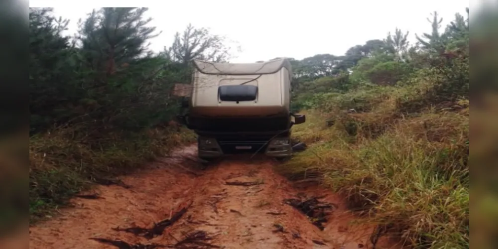 O caminhão trator Volkswagen 29.520 acabou localizado por volta das 8h30 da manhã do sábado