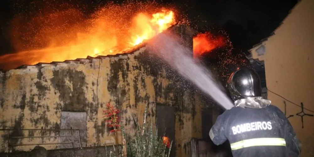 Dois caminhões Auto Bomba Tanque Resgate (ABTR) prestaram atendimento