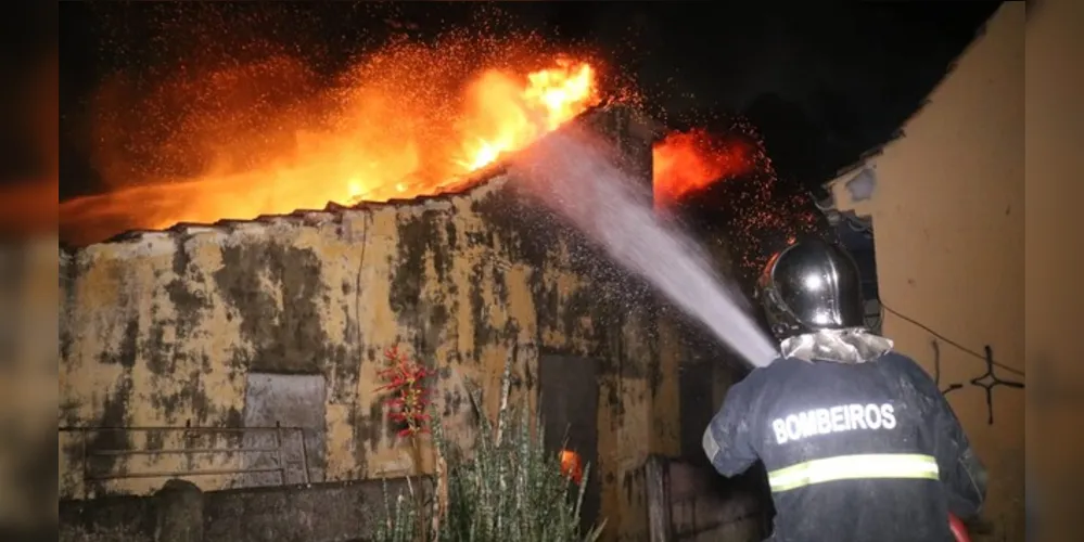 Dois caminhões Auto Bomba Tanque Resgate (ABTR) prestaram atendimento