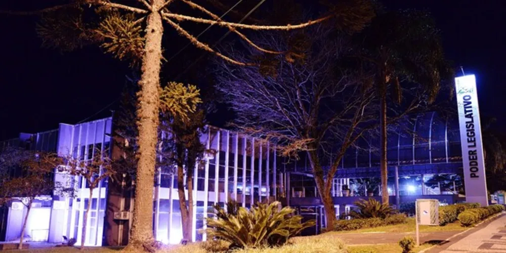 Câmara de Ponta Grossa está com iluminação temática da campanha "Agosto Lilás"