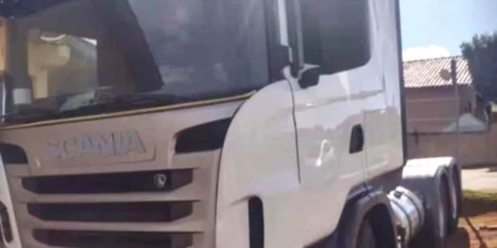 Caminhão tem placas AUU-8E42 e foi visto em Ponta Porã, Mato Grosso do Sul