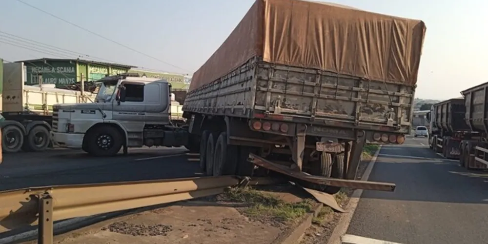Veículo acabou colidindo contra um guard rail
