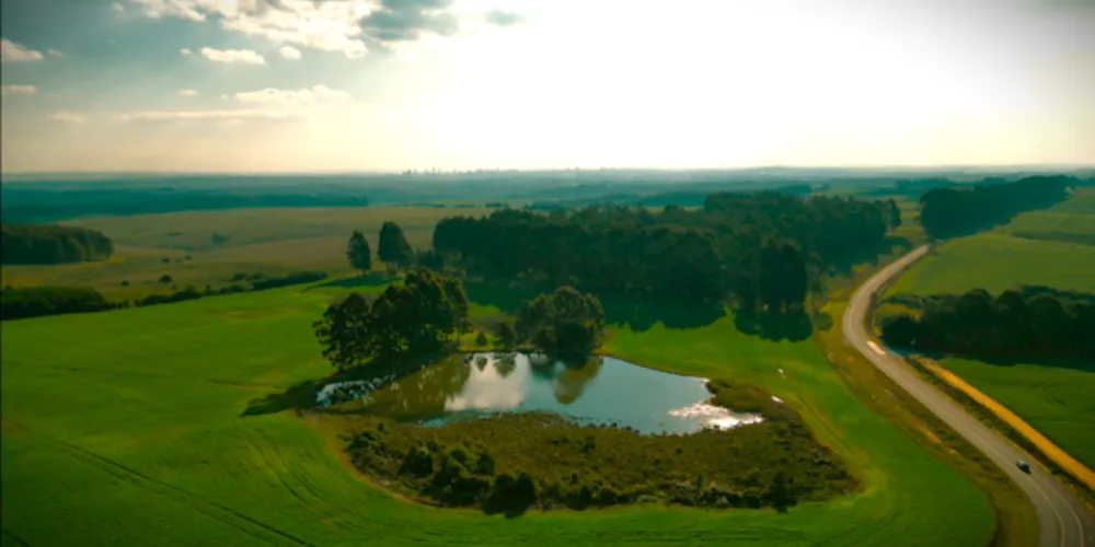 Imagem aérea de um lago, próximo ao Capão da Onça