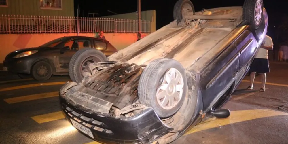 Agentes de trânsito monitoraram o fluxo de veículos e orientaram os outros motoristas para evitar novas colisões