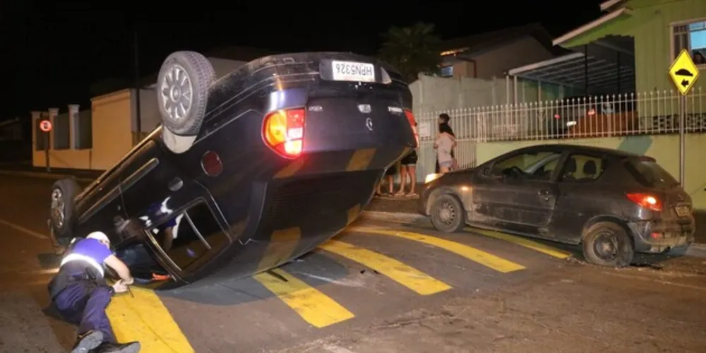 Clio tombou e parou com as rodas para o ar exatamente sobre a lombada