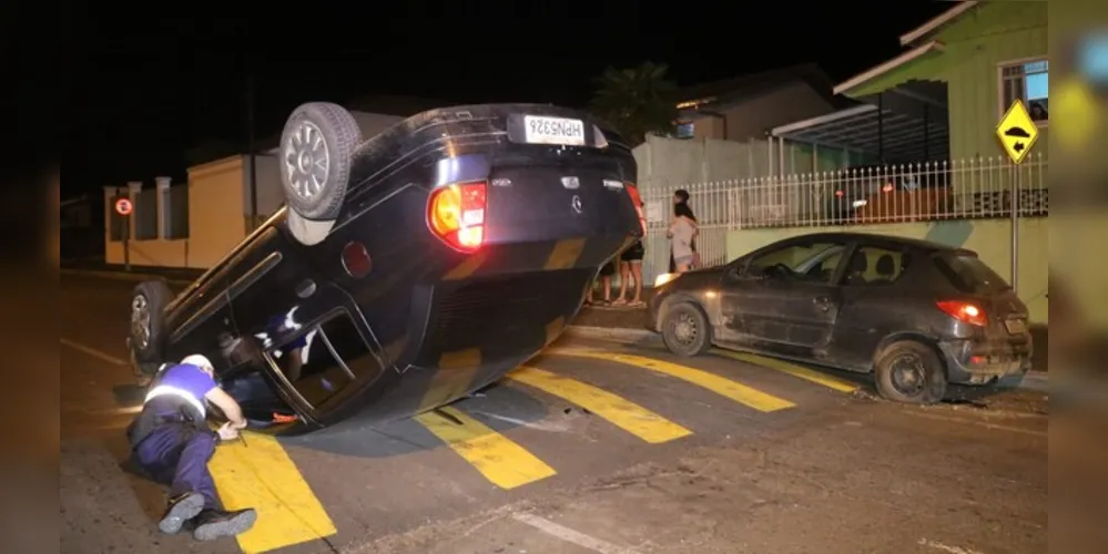 Clio tombou e parou com as rodas para o ar exatamente sobre a lombada