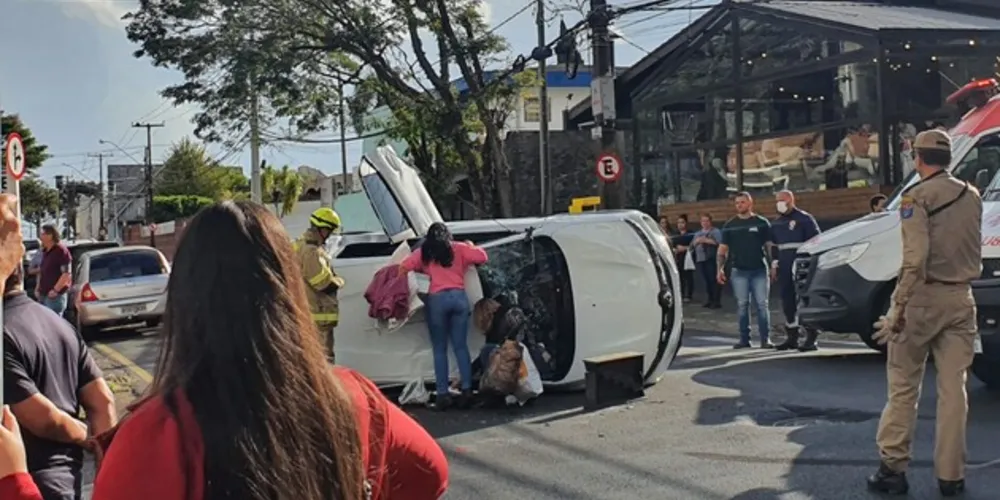 Capotamento foi registrado na tarde desta quinta-feira (27)