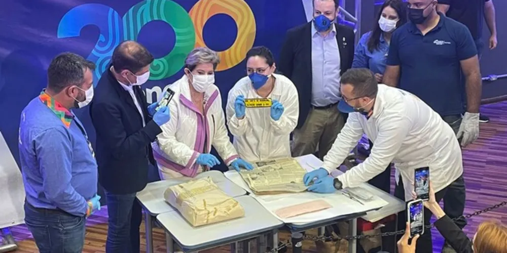 Cápsula do tempo foi aberta no Centro de Música, nesta sexta-feira (8)