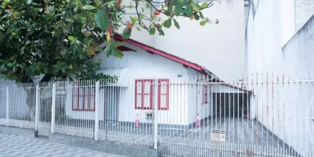 A última ‘casinha da avenida Atlântica’ será demolida para dar lugar a um prédio de 12 andares