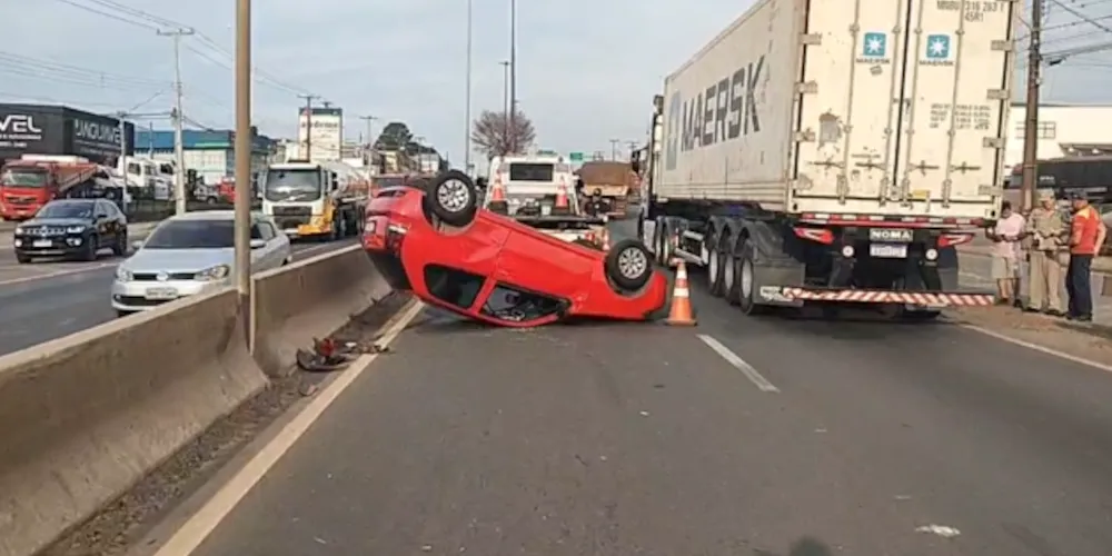 Veículo capotou após ser atingido na lateral traseira por um caminhão que mudava de faixa