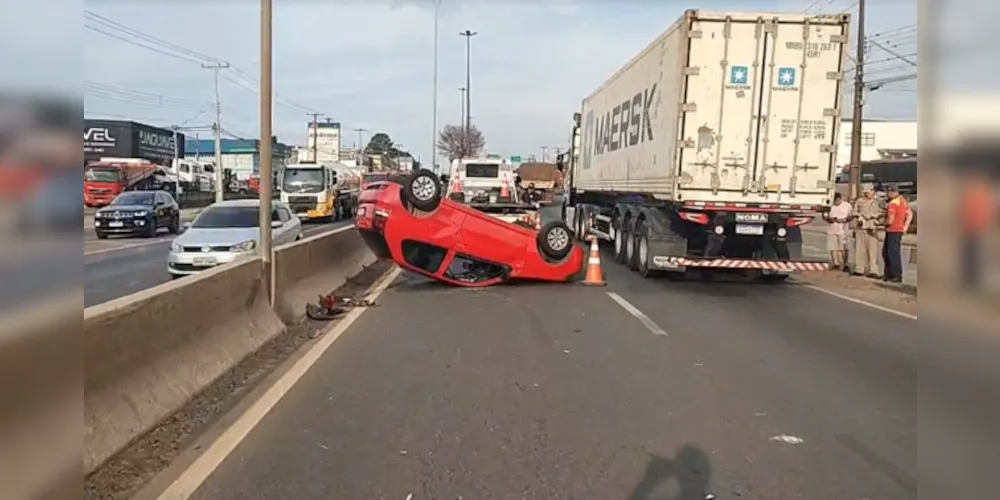 Veículo capotou após ser atingido na lateral traseira por um caminhão que mudava de faixa