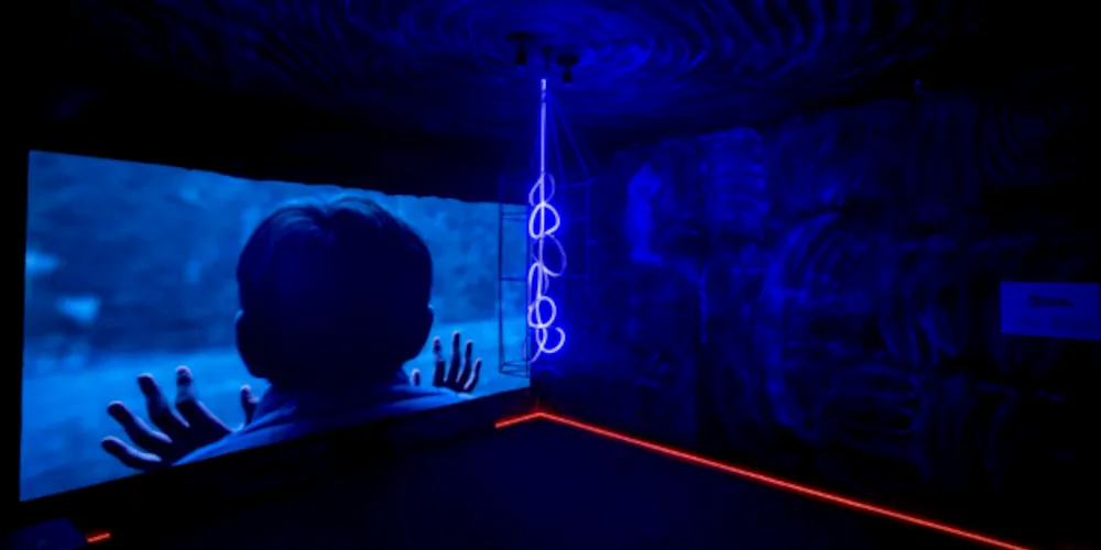 O conceito da casa para criar os cenários artísticos simboliza um lugar seguro e receptivo