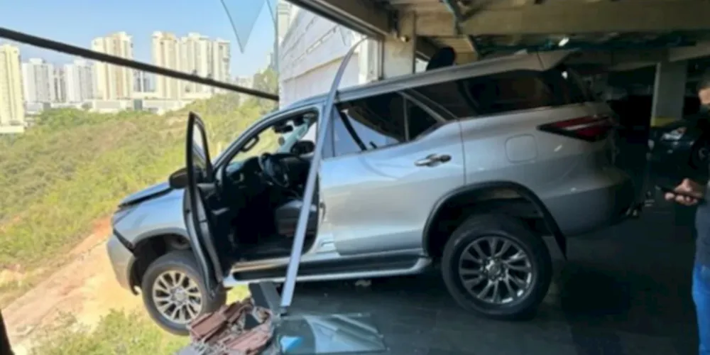 Veículo quase caiu do estacionamento do prédio