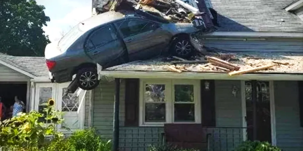 Veículo 'voou' e atingiu em cheio a residência