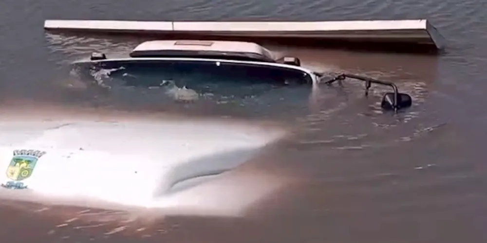Veículo ficou praticamente submerso ao cair no lago